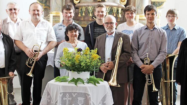 Harald Krauß, Evelyn Peschke und Rainer Müller wurden für 50 Jahre Treue zum Posaunenchor Hutschdorf geehrt, Klaus Freiberger und Fabian Einwag für zehn. Fotos: Katharina Müller-Sanke