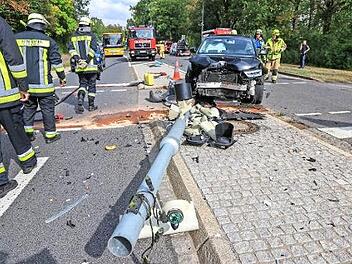 Die Einsatzkr&auml;fte am Unfallort Foto: News5/Merzbach