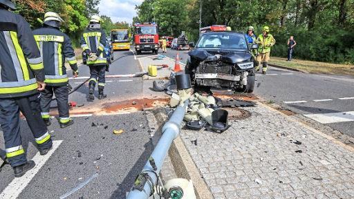 Die Einsatzkr&auml;fte am Unfallort Foto: News5/Merzbach