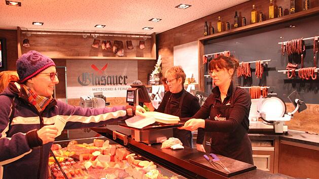 Sabine Then (links) hat seit einiger Zeit beim Einkaufen Dosen dabei, in die sie Wurst und Fleisch f&uuml;llen l&auml;sst. Sie findet gut, dass sie dadurch keinen Verpackungsm&uuml;ll mehr hat.Heike Beudert