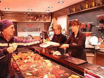 Sabine Then (links) hat seit einiger Zeit beim Einkaufen Dosen dabei, in die sie Wurst und Fleisch füllen lässt. Sie findet gut, dass sie dadurch keinen Verpackungsmüll mehr hat.Heike Beudert