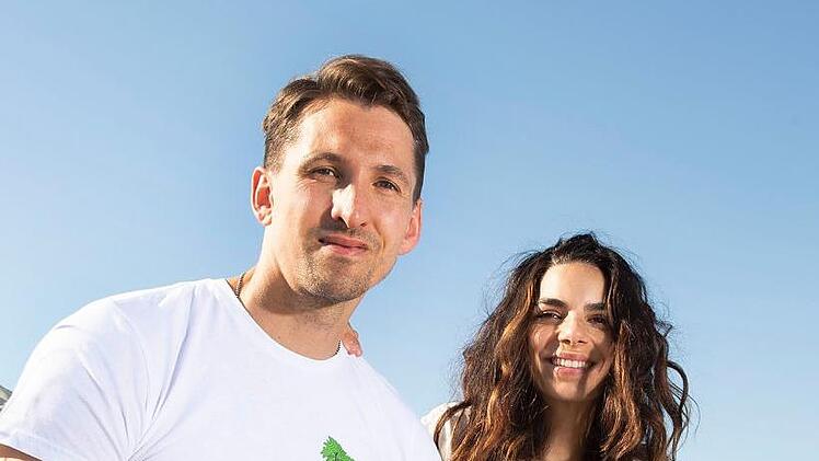 Schirmherren des gemeinnützigen Vereins "Project Wings": Ex-Nationaltorhüter René Adler und Schauspielerin Lilli Hollunder. Ihre T-Shirts weisen sie bereits als "Plastikbezwinger" aus.  Foto: PW