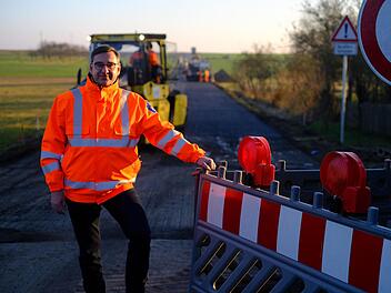 Zufrieden mit der Baustelle "Staatsstraße 2790" in Höhe der Ortsdurchfahrt Neuwirtshaus ist Baudirektor Rüdiger Köhler.  Foto: Gerd Schaar