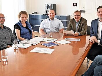 Oberbürgermeister Andreas Starke (3.v.r.), Zweiter Bürgermeister Jonas Glüsenkamp (2.v.r.), Inklusionsamtsleiter Bertrand Eitel (r.) und Behindertenbeauftragte Nicole Orf (l.) tauschten sich im Rathaus mit dem neuen Vorstandsteam des Beirats für M...