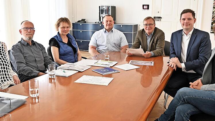Oberbürgermeister Andreas Starke (3.v.r.), Zweiter Bürgermeister Jonas Glüsenkamp (2.v.r.), Inklusionsamtsleiter Bertrand Eitel (r.) und Behindertenbeauftragte Nicole Orf (l.) tauschten sich im Rathaus mit dem neuen Vorstandsteam des Beirats für M...