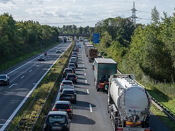 Verkehrschaos zum Schulstart und Ferienende: Auffahrunfall auf A73 löst massiven Stau aus