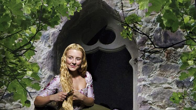 Rapunzel (Luisa Wietzorek) l&auml;sst ihr Haar herunter. Der Klassiker ist am Donnerstag, 25. Dezember, 12.25 Uhr, im ARD zu sehen.