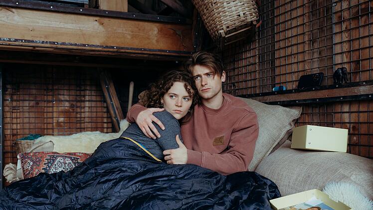 In Leonie Fuchs (Alice Prosser) findet Tim (Paul Sundheim) eine Freundin. Aber ihre N&auml;he bringt Tim in Gefahr - dabei ist sie selbst ebenfalls krank.