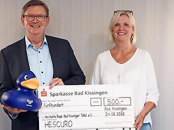 Spenden&uuml;bergabe zum Auftakt der Hescuro-Spendenaktion zugunsten der Versteckten Engel der Bad Kissinger Tafel e.V.: Stephan Greb (links), Vorstand der Unternehmensgruppe Hescuro und Dagmar Ziegler, Vorstand der Bad Kissinger Tafel e.V..