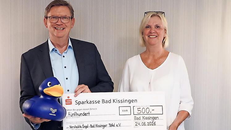 Spenden&uuml;bergabe zum Auftakt der Hescuro-Spendenaktion zugunsten der Versteckten Engel der Bad Kissinger Tafel e.V.: Stephan Greb (links), Vorstand der Unternehmensgruppe Hescuro und Dagmar Ziegler, Vorstand der Bad Kissinger Tafel e.V..