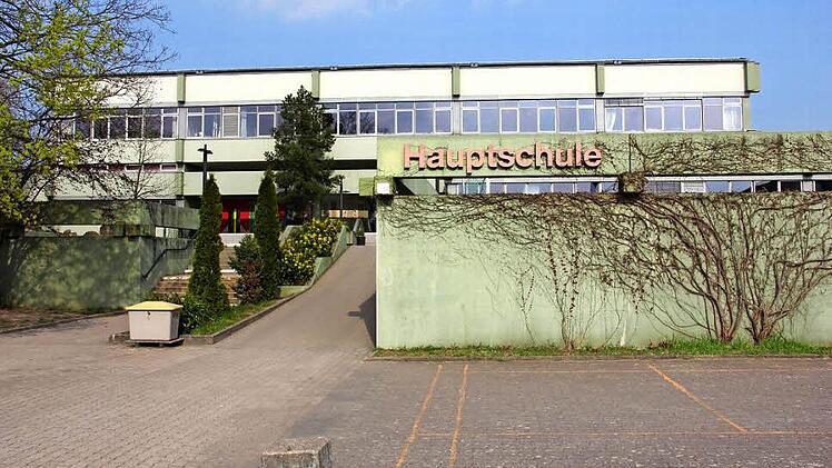 Den "Charme" des Zweckbaues von außen werden die nun beschlossenen Arbeiten nicht wesentlich aufpeppen, aber der Brandschutz wird wesentlich verbesser.Foto: Ralf Kestel