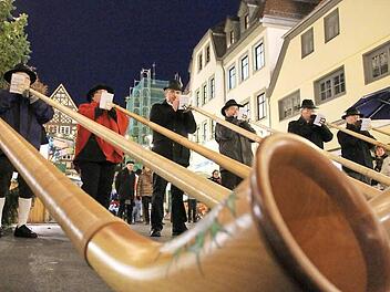 Insgesamt acht Musiker nahmen auf dem Marktplatz unterhalb des Weihnachtsbaumes mit ihren Alphörnern Aufstellung.  Foto: Benedikt Borst