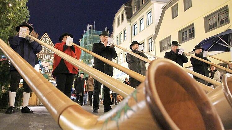Insgesamt acht Musiker nahmen auf dem Marktplatz unterhalb des Weihnachtsbaumes mit ihren Alphörnern Aufstellung.  Foto: Benedikt Borst