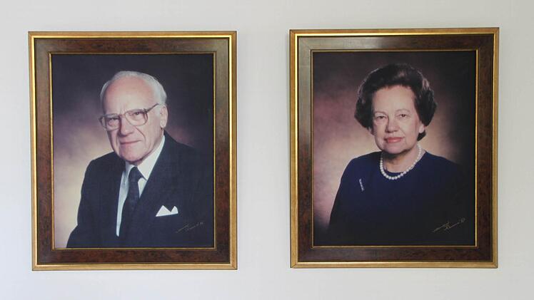Ihr Mann Dr. Erich von Weckbecker baute eine Klinik für Naturheilverfahren in Bad Brückenau auf. Portraits des Ehepaares hängen im Foyer. Foto: Ulrike Müller