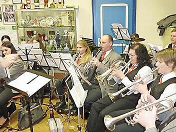 Viel Applaus gab es für die "Haache Volksmusikanten" unter der Stabführung von Thomas Rauh bei ihrem nachweihnachtlichen Konzert. Foto: Gerd Fleischmann