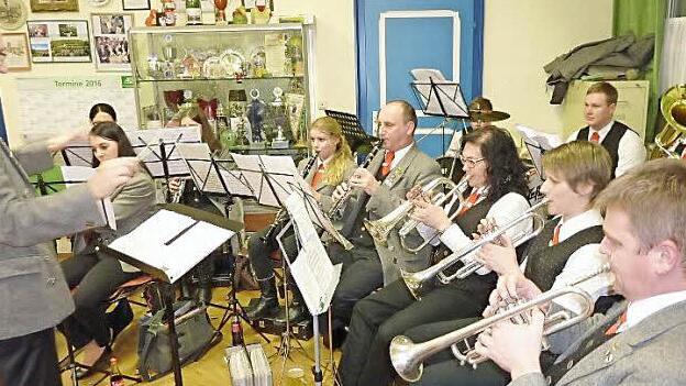 Viel Applaus gab es für die "Haache Volksmusikanten" unter der Stabführung von Thomas Rauh bei ihrem nachweihnachtlichen Konzert. Foto: Gerd Fleischmann