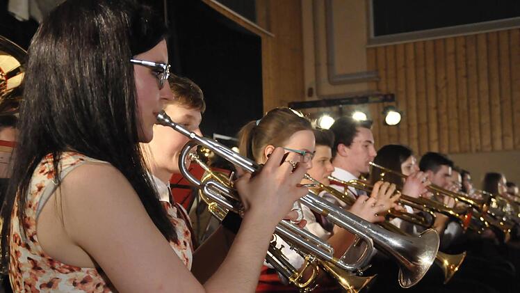Die Musikkapelle Schondra beim Konzert "Eine Reise um die Welt".Foto: Peter Klopf