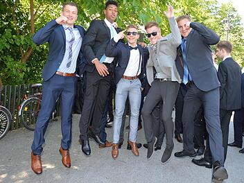 Andreas, Robel, Oliver, Timo und Philip vom Clavius-Gymnasium sind happy: Mit dem Abi-Zeugnis haben sie die Schulzeit erfolgreich hinter sich gebracht. Foto: Ronald Rinklef