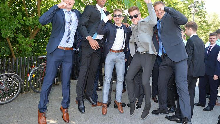 Andreas, Robel, Oliver, Timo und Philip vom Clavius-Gymnasium sind happy: Mit dem Abi-Zeugnis haben sie die Schulzeit erfolgreich hinter sich gebracht. Foto: Ronald Rinklef