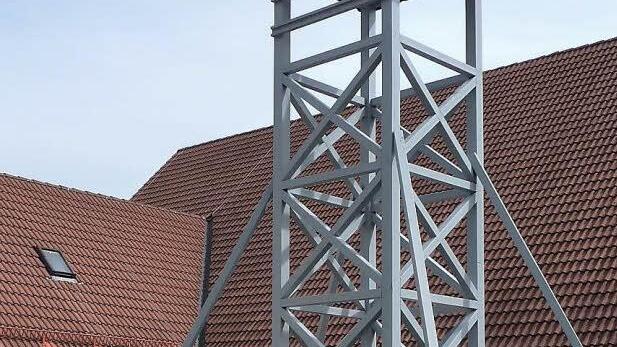 Viel Bewunderung fanden ein acht Meter hoher Förderturm, ein Rodachfloß sowie ein acht Meter langer Bergwerksstollen im Eingangsbereich der Zecherhalle.  Foto: Gerd Fleischmann