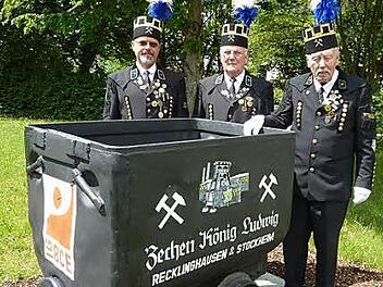 Dieser Kohlenhunt vor dem Stockheimer Rathaus symbolisiert die Verbindung zu den Knappen in Recklinghausen. Von links: Norbert Häfner, Eckbert Friedrich und Heiner Ludwig Foto: Gerd Fleischmann