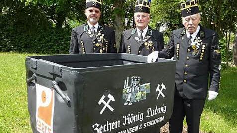 Dieser Kohlenhunt vor dem Stockheimer Rathaus symbolisiert die Verbindung zu den Knappen in Recklinghausen. Von links: Norbert Häfner, Eckbert Friedrich und Heiner Ludwig Foto: Gerd Fleischmann