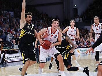 Aleksej Nikolic zieht am Tübinger Alvaro Munoz (l.) energisch vorbei zum Korb. Foto: Daniel Löb