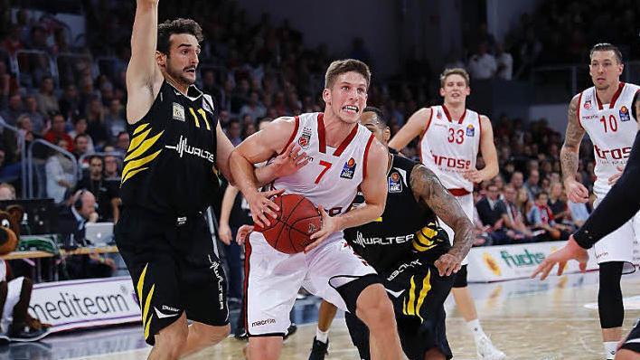 Aleksej Nikolic zieht am Tübinger Alvaro Munoz (l.) energisch vorbei zum Korb. Foto: Daniel Löb