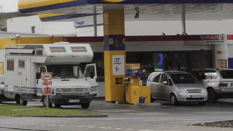 Das Wohnmobil des Festgenommenen an der Tankstelle im Forchheimer Norden, an den anderen Zapfsäulen läuft der Betrieb schon wieder weiter. Später am Abend wurde das Wohnmobil abgeschleppt.  Foto: Josef Hofbauer