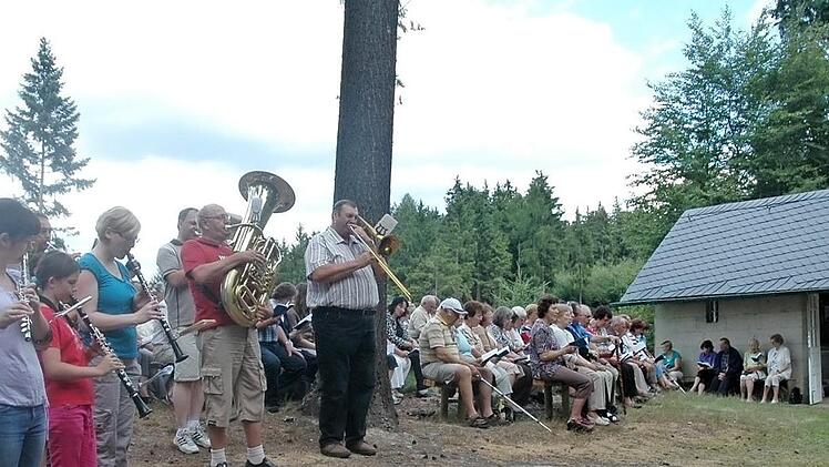 Im Juli 2010 war Regionaldekan Thomas Teuchgräber Festprediger zur Fatima-Prozession an der Waldkapelle auf dem Rauscherberg. Die 170 Jahre alte Kapelle zieht während des Jahres viele Gläubige und Wanderer zu Gebet, Rast, Ruhe und innerer Einkehr an.  Foto: Archiv/K.- H. Hofmann