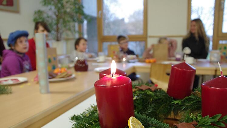 Der Nikolaus besuchte die Petra-Döring-Schule in Kronach. Foto: Marco Meißner