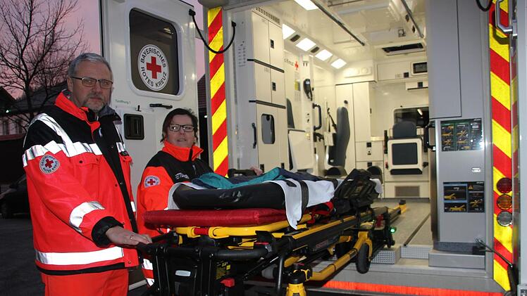 Rettungssanitäter Stefan Welscher erklärt den neuen Schwerlastrettungswagen. Mit im Bild ist seine Kollegin Silvia Krötter. Foto: Veronika Schadeck