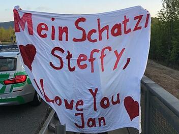 Romantisch, aber leider nicht erlaubt: Ein Unbekannter hat im Kreis Bad Kissingen eine großflächige Liebesbotschaft an einer Brücke angebracht. Die Polizei entfernte das Tuch, zeigte aber Verständnis und Hilfsbereitschaft.  Foto: Polizei