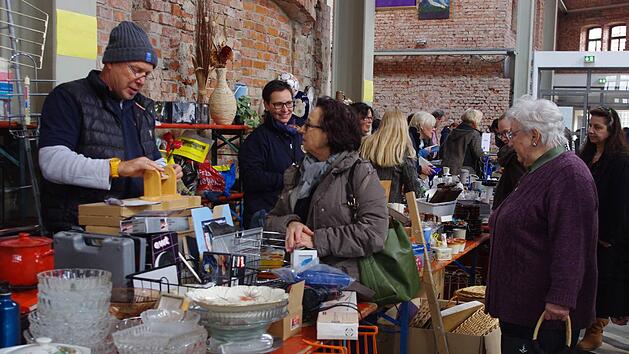 Der Flohmarkt der Kronacher Lions bietet attraktive Schn&auml;ppchen, die immer viele Tr&ouml;delfans anziehen.