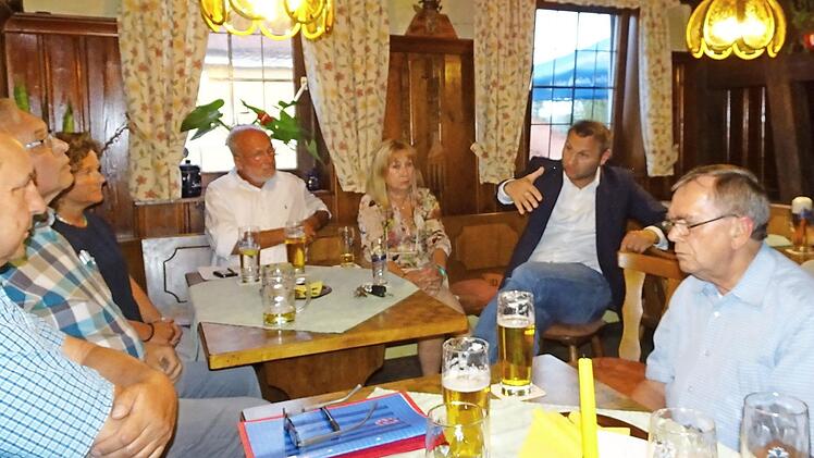 Konzentriert referierte MdL Jürgen Baumgärtner (rechts hinten) vor dem Schwürbitzer Ortsverband. Foto: Stefan Motschenbacher