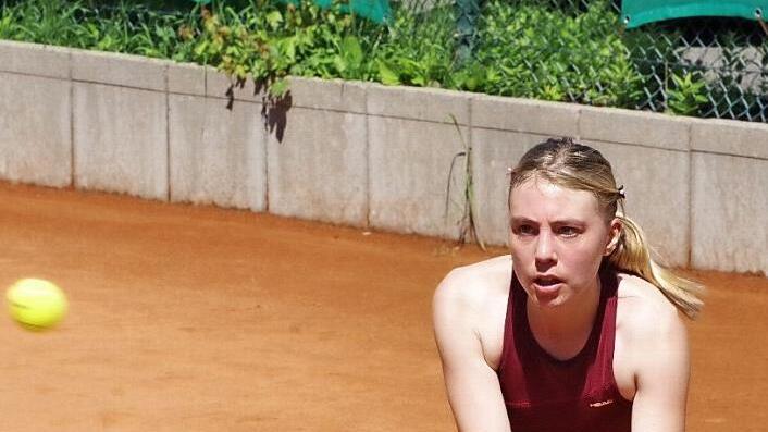Im Nachbarderby der Damen des TV Wallenfels gegen den TC Steinwiesen lieferten sich Stefanie Kotschenreuther und Carmen Klinger eine äußerst spannende Auseinandersetzung, die von den Zuschauern immer wieder mit Beifall bedacht wurde. Die Wallenfelserin Kotschenreuther behielt zwar im Match-Tiebreak die Oberhand, doch am Ende stand ihr Team mit leeren Händen da.  Foto: Hans Franz