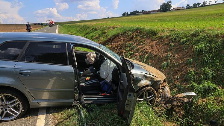 Der Fahrer &uuml;bersteuerte beim Gegenlenken so stark, dass das Auto  &uuml;ber die Stra&szlig;e in den linken Graben rutsche, sich &uuml;berschlug und dort liegen blieb.