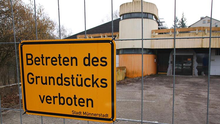 Das Hallenbad wird abgerissen. Das sorgt unter anderem für Baustellenverkehr, Foto: Thomas Malz