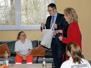 Florian Janik verteilte eine kleine Stärkung an die Diensthabenden.