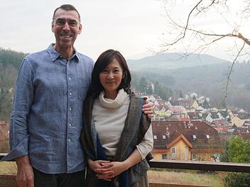 Keiko Richter und ihr Mann Franz Hermann Richter, gebürtig aus Rupboden, haben sich für den Ruhestand ein Haus in Bad Brückenau gekauft. Foto: Ulrike Müller