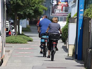 Wenig Platz, viele Einfahrten und schlechte Sicht für die Autofahrer, die aus den Seitenstraßen kommen: Die Situation für Radler in der Bamberger Straße ist bei weitem nicht optimal.  Fotos: Matthias Einwag