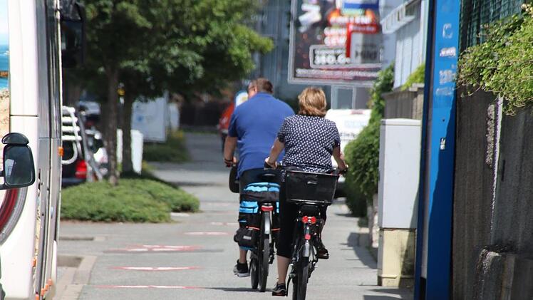 Wenig Platz, viele Einfahrten und schlechte Sicht für die Autofahrer, die aus den Seitenstraßen kommen: Die Situation für Radler in der Bamberger Straße ist bei weitem nicht optimal.  Fotos: Matthias Einwag