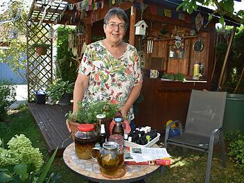Irmgard Ginzel hat Öle, Tinkturen und Sirup selbst hergestellt. In dem Blumenkasten blüht Waldmeister.  Foto: Petra Malbrich