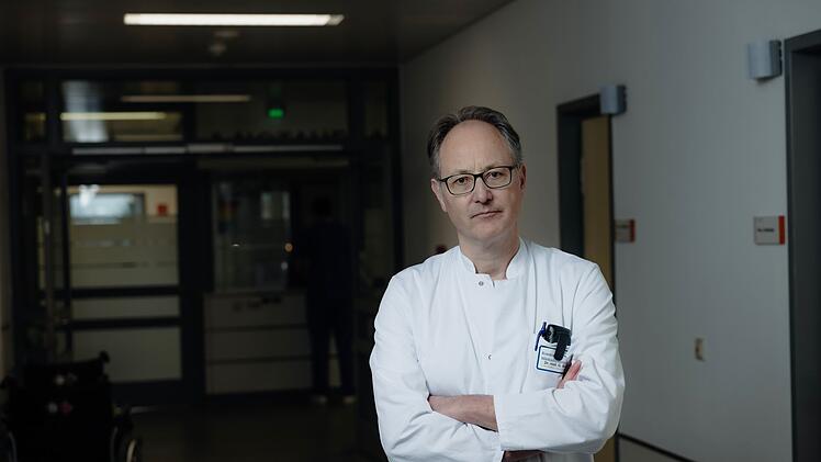 Chefarzt Georg Bauer (58) leitet die Chirurgie am Wriezener Krankenhaus. Seine Herausforderung: unter immer schwieriger werdenden Bedingungen weiterhin gute Medizin zu gew&auml;hrleisten, Nachwuchskr&auml;fte zu gewinnen und erfahrenes Personal in Wriezen zu halten.