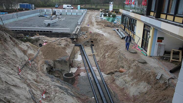 An  Stelle des Treppenabgangs tut sich jetzt eine Baugrube auf, in der die neuen Kunststoffrohre verlegt werden.