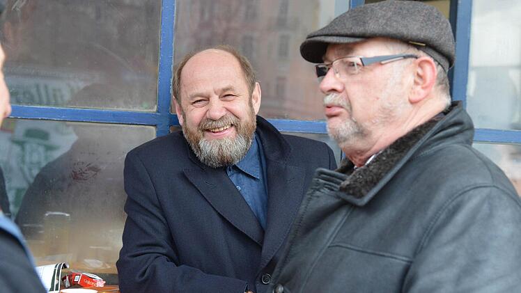 Kulturreferent Werner Hipelius (rechts) und Alexander Ochs am Rand des Fotoshootings vor dem Café Rondo.