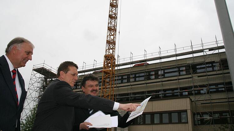 2010: Der Zweckverbandsvorsitzende, Landrat Klaus Peter Söllner, sein Stellvertreter OB Henry Schramm und Geschäftsführer Herbert Schmidt (von rechts) vorm Gebäude, das noch einmal aufgestockt wird.