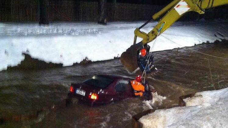 Ein Auto wird aus der hochwasserführenden Steinach in Stadtsteinach geborgen. Foto: privat