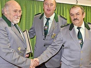 Schützenmeister Gerd Schmitt (Mitte) gratuliert mit seinem Stellvertreter Martin Unrath (rechts) dem Ehrenmitglied Hans Lickel.  Foto: Peter Rauch