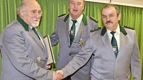 Schützenmeister Gerd Schmitt (Mitte) gratuliert mit seinem Stellvertreter Martin Unrath (rechts) dem Ehrenmitglied Hans Lickel.  Foto: Peter Rauch